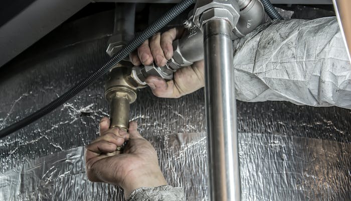 6 Reasons to Hire a Professional Plumber